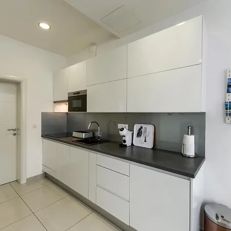 Ivy Apartment *