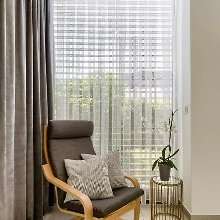 Ivy Apartment *
