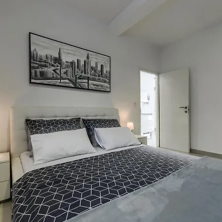 Ivy Apartment *